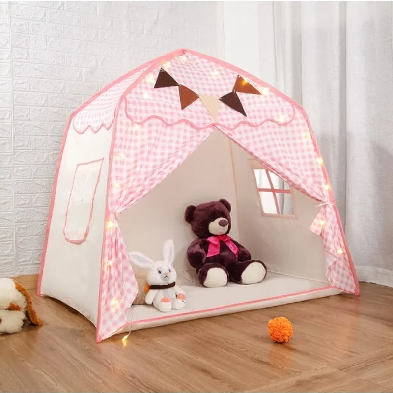 Enfant souriant jouant dans une tente tipi rose élégante et cosy
