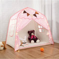 Enfant souriant jouant dans une tente tipi rose élégante et cosy