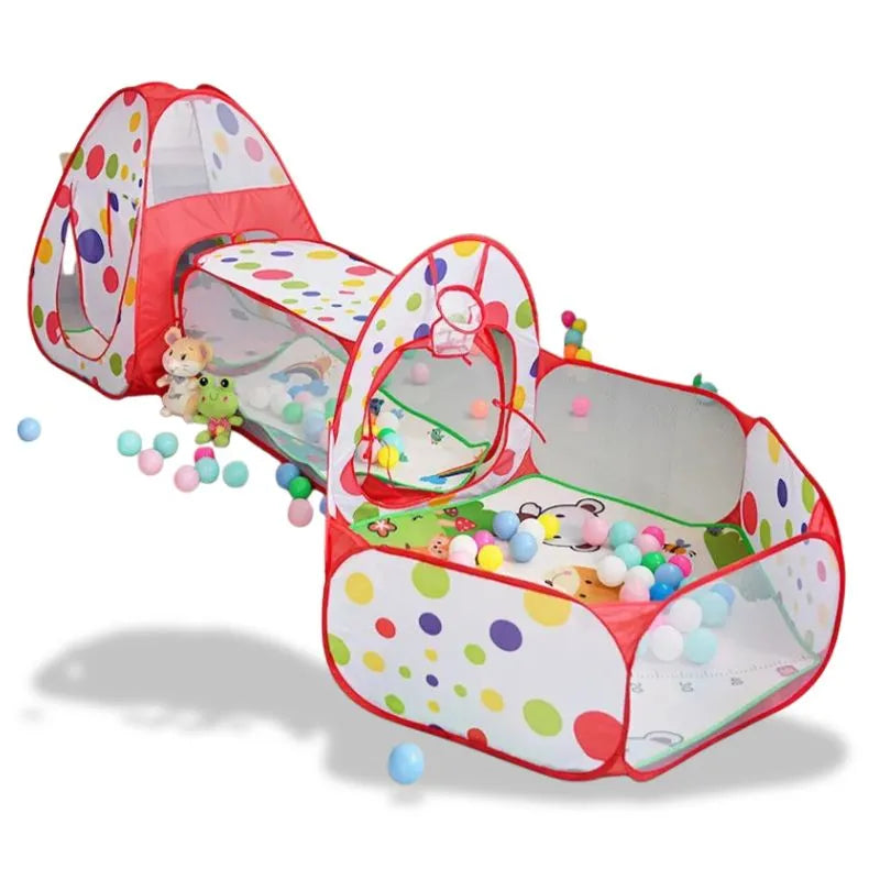 Enfant joyeux jouant dans une tente tunnel rouge lumineuse