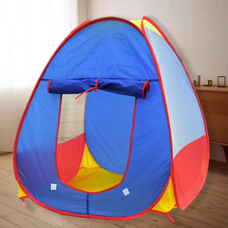 Enfant jouant dans une tente multicolore ludique et attrayante
