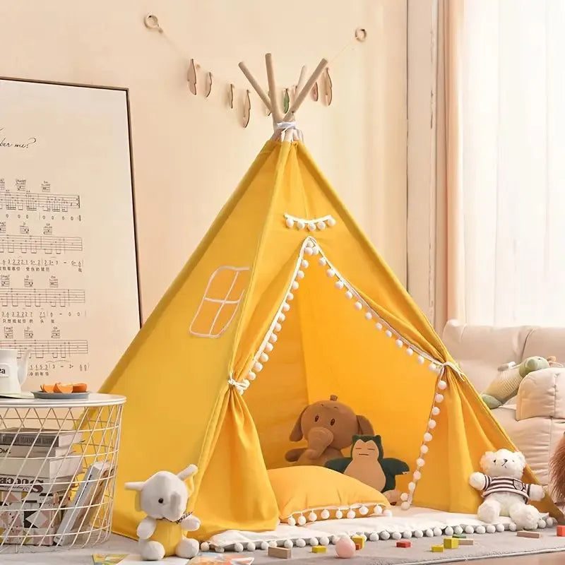 Tipi enfant intérieur jaune pliable et facile à installer, avec de jolis pompons jaunes.