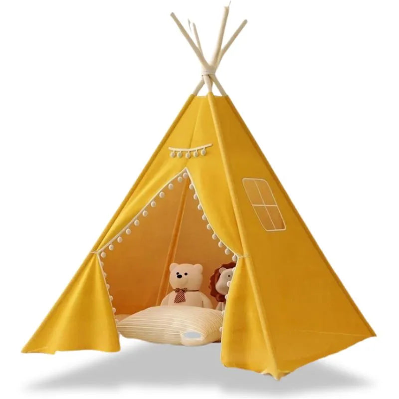 Tipi enfant intérieur avec pompons jaunes, espace de jeu chaleureux et tendance
