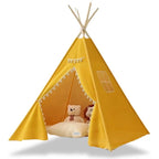Tipi enfant intérieur avec pompons jaunes, espace de jeu chaleureux et tendance