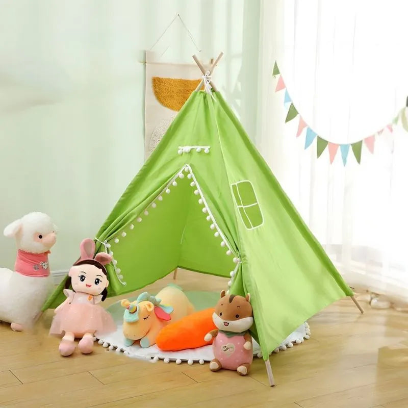 Tipi enfant intérieur vert orné de pompons, idéal pour une chambre à thème nature.