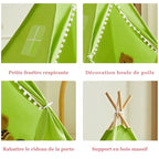 Tipi enfant intérieur vert avec pompons, offrant un espace doux et confortable pour jouer.
