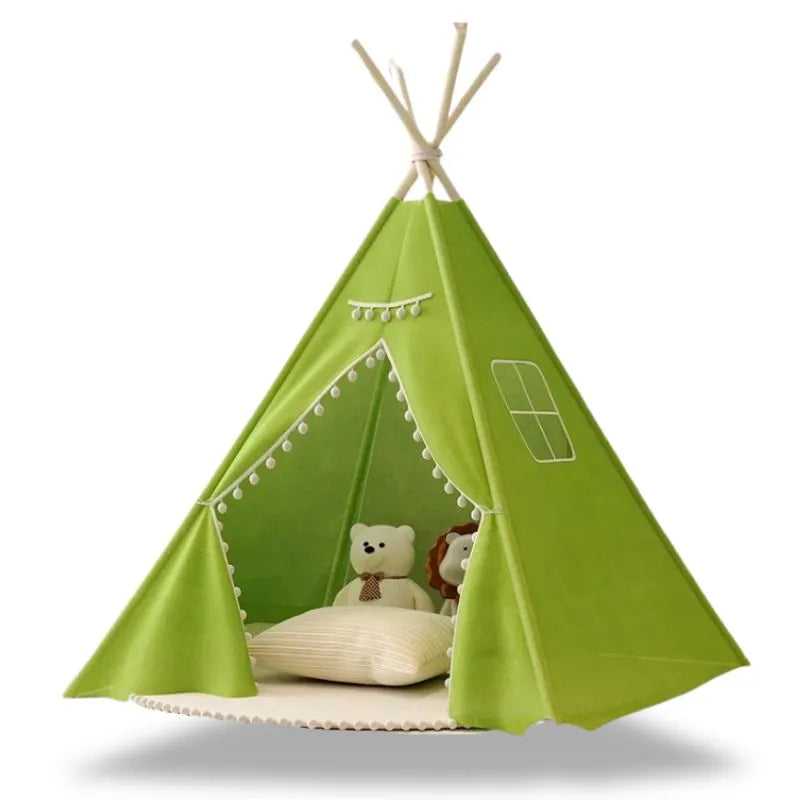 Enfant jouant dans un tipi intérieur décoré de pompons verts, ambiance cosy et joyeuse