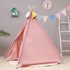 Tipi rose en toile, offrant un refuge charmant pour les aventures imaginaires.