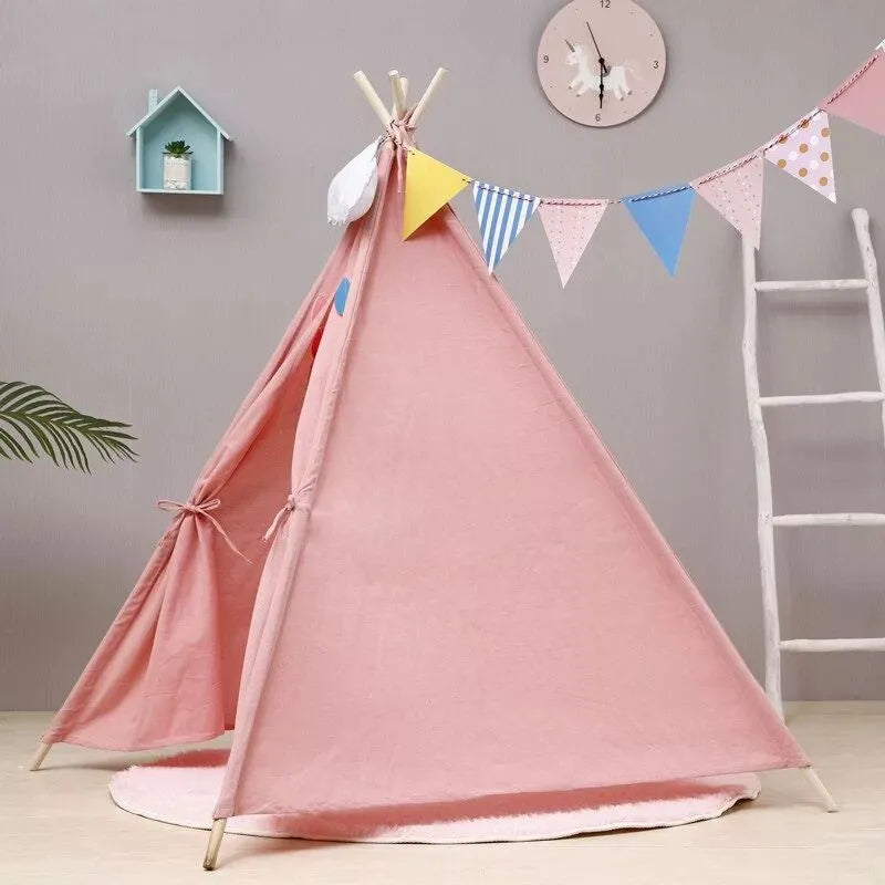 Tipi rose en toile, offrant un refuge charmant pour les aventures imaginaires.